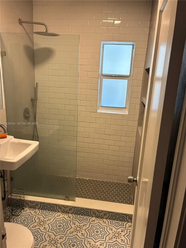 Building Photo - 705 E 9th Ct