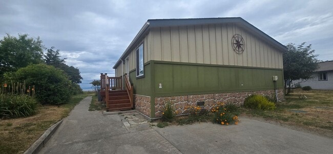 Primary Photo - 200 Cypress Cir