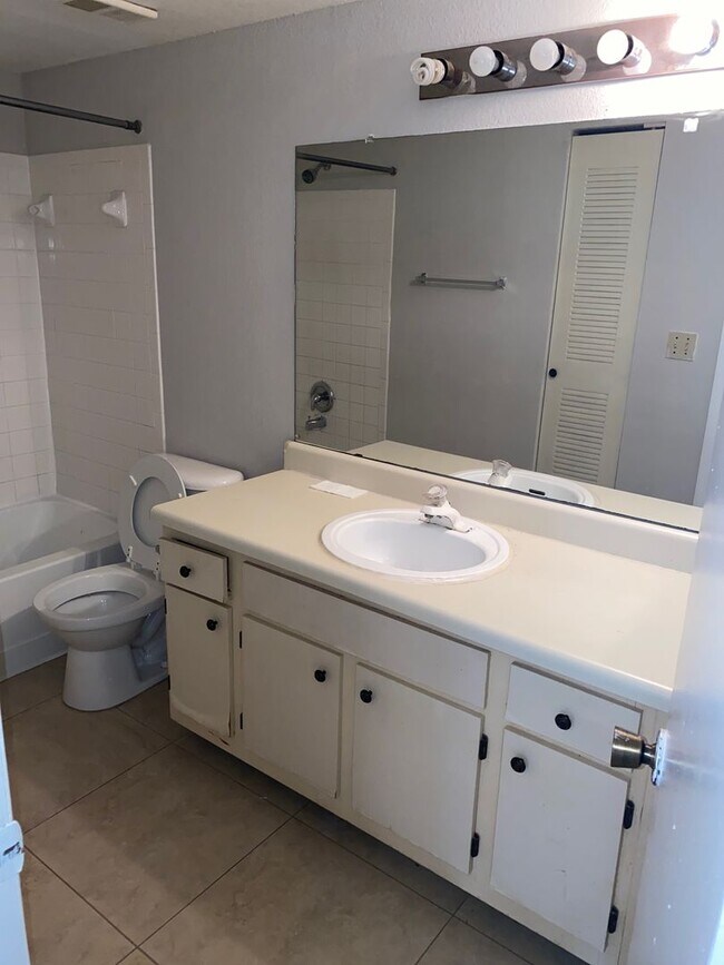 Building Photo - Venetian Place - 1323