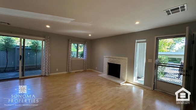 Building Photo - Updated Downtown Sonoma Condo!