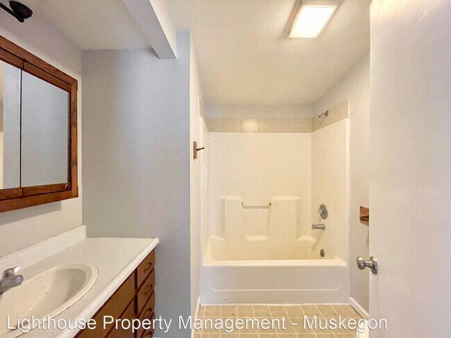 Building Photo - 3 br, 1 bath House - 6865 Evanston Avenue