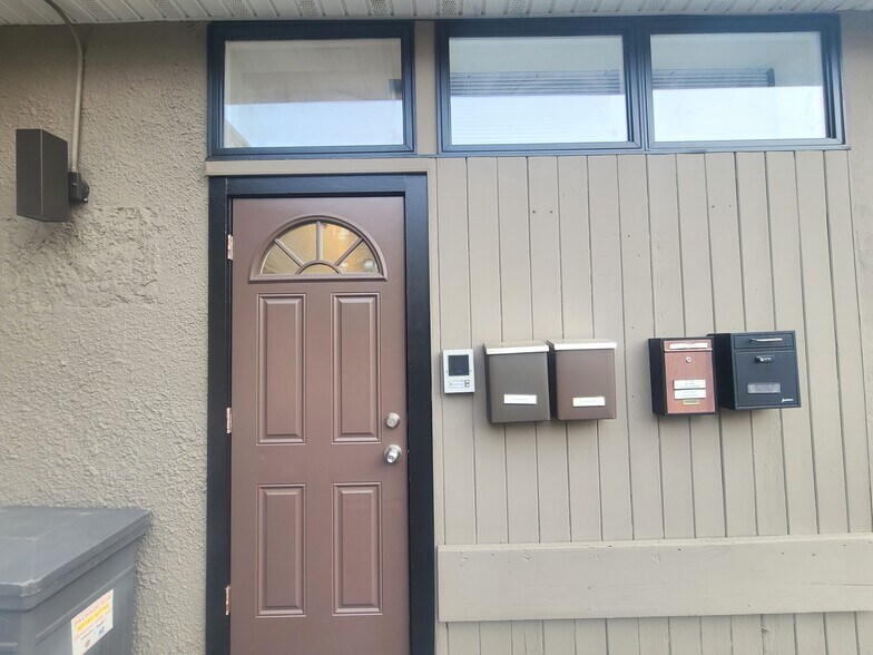 separate entrance - 35 Pangborn Pl