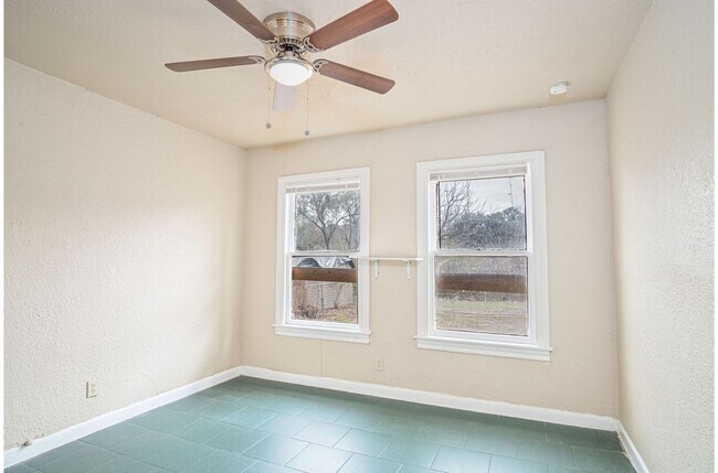 Building Photo - 928 Poinsettia St