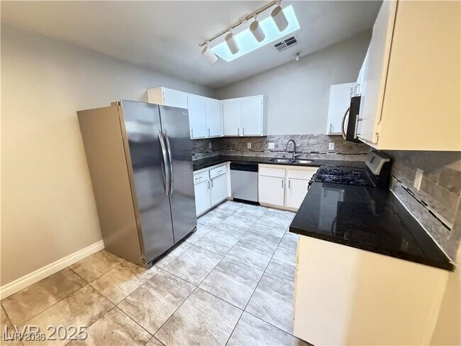 Building Photo - 1913 Poppy Hill St