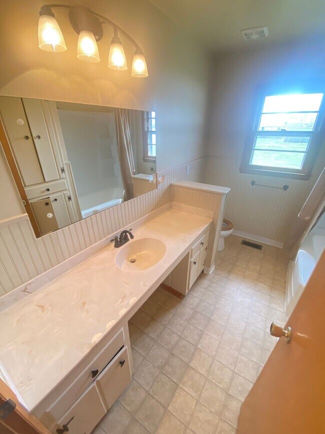 Building Photo - 404 Vosswood Dr