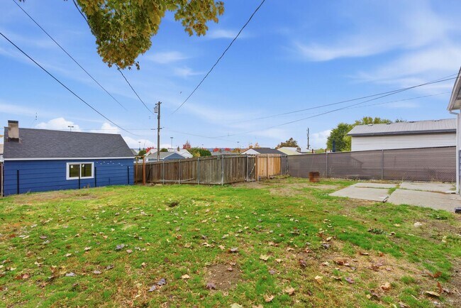 Building Photo - Charming 4 Bed, 2 Bath w/ Garage! *SPECIAL...