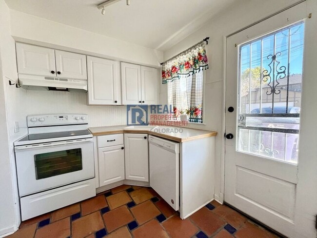 Building Photo - 2858 Jasmine St