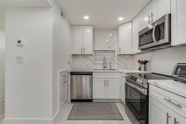 Building Photo - 411 S Hollybrook Dr