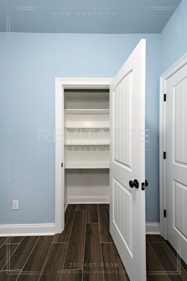 Building Photo - Stunning Luxury Home in Silverhill with Huge Diamond Shaped Backyard!