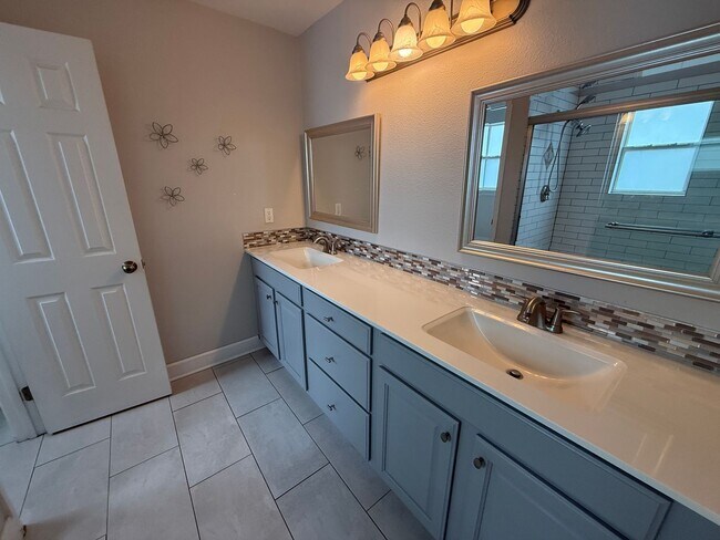 Building Photo - 3 Bed/2.5 Bath, 2 Story Townhouse in Summi...