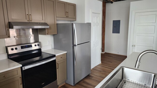 Building Photo - Flowers Building Condominiums Convenient To Downtown!!