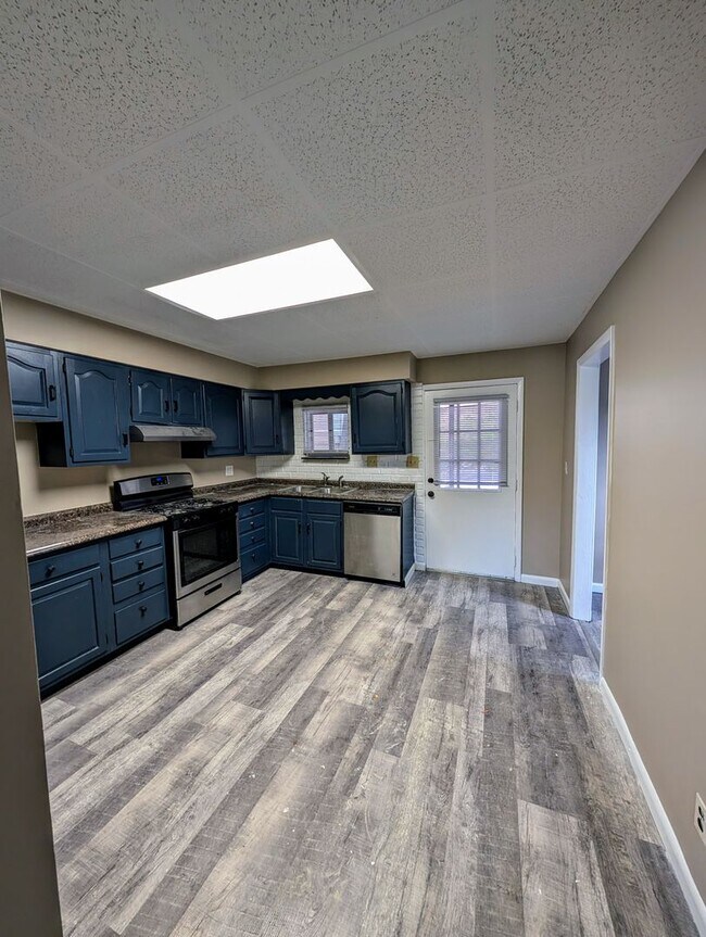 Building Photo - Beautiful Home with Central Air and Main Floor Laundry, Gateway School District