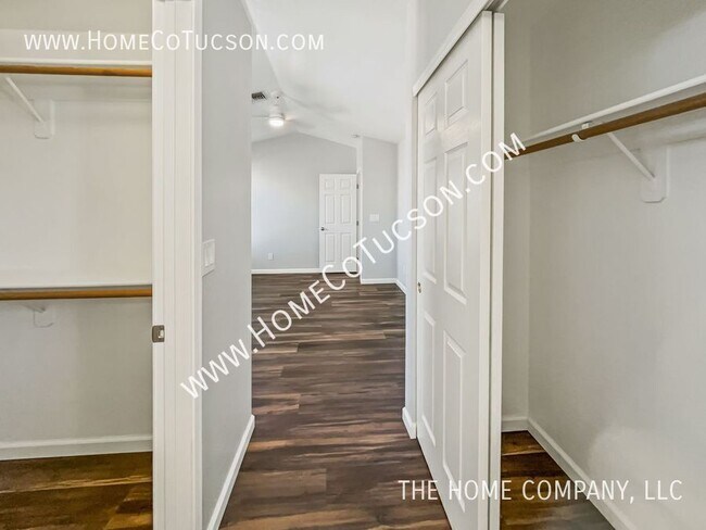Building Photo - 9937 N Woodstone Trail