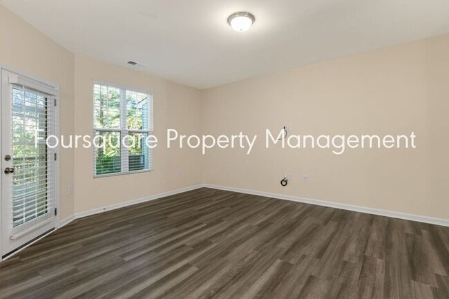 Building Photo - Townhome| Screened -In Back Porch |One Car...