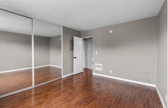 Building Photo - Hancock Park Condo