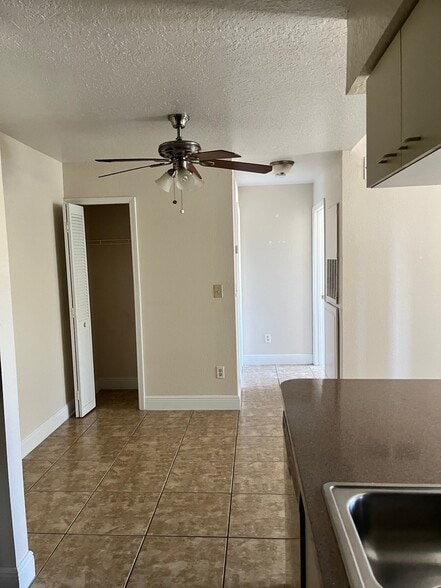 Building Photo - 2550 N Alafaya Trl