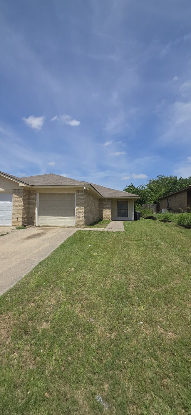 Building Photo - Move In Special of 1/2 OFF 1st Month Rent - Welcome to this beautifully updated duplex!!!