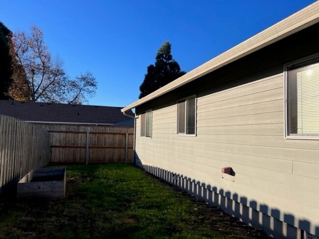 Building Photo - 3Bd/2Ba Single Story House - Available Soon!