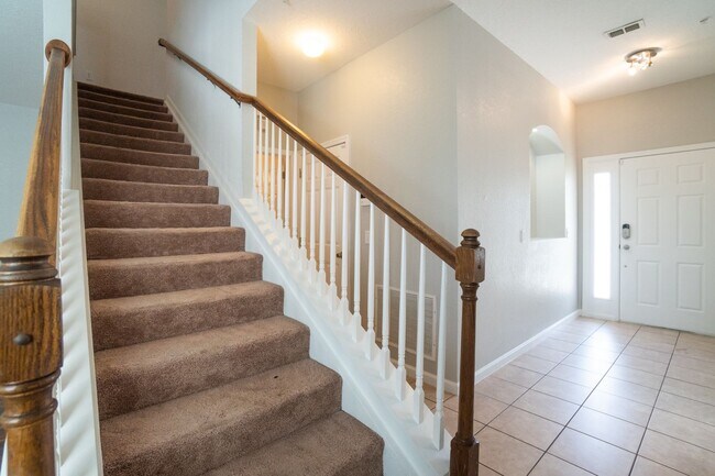 Building Photo - Beautiful 3/2.5 Townhome in gated communit...