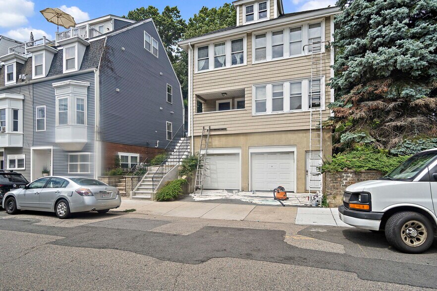 Building Photo - 398 E 8th St