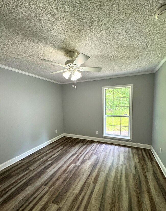 Building Photo - 3/2.5 bath home with large yard!