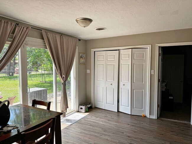 Building Photo - 4 bedrooms in Southwest Wichita Falls For Lease!