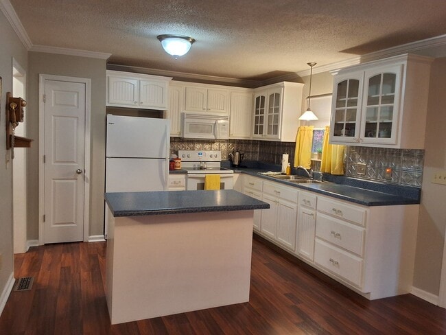 Building Photo - Lenoir City 37772- 3 bedroom, 2 bath home with a 2-car garage - Contact Sharon Arnwine (865) 313-...