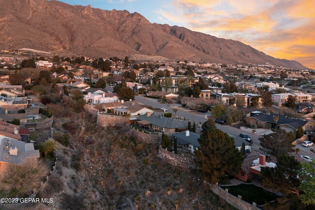 Building Photo - 413 Hollydale Dr