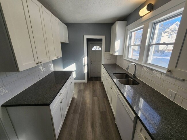 Building Photo - Charming 5-Bedroom Property in Prime Location