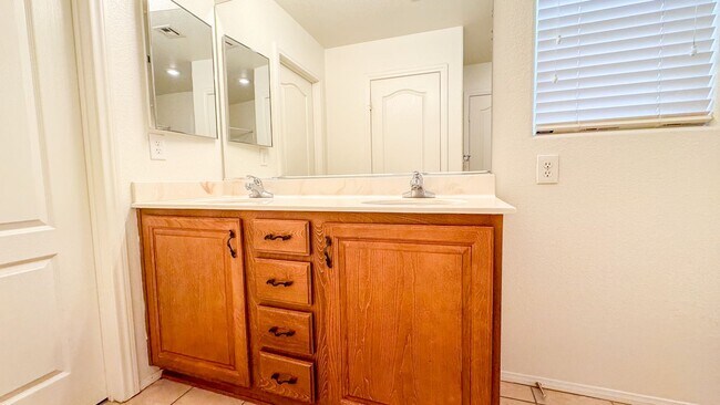 Building Photo - Spacious 3-Bed + Loft & Den | Granite Coun...