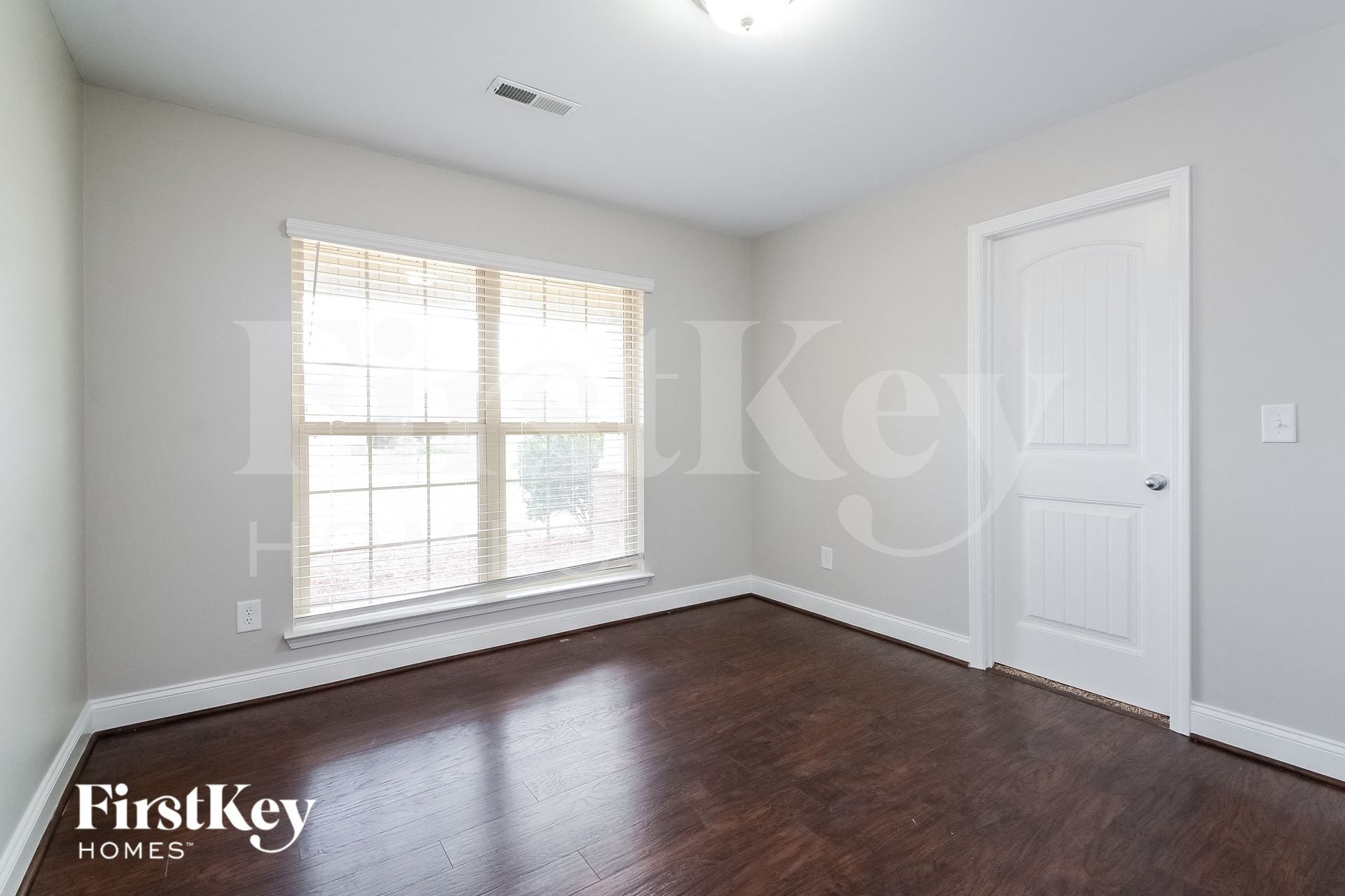 Building Photo - 460 River Crest Dr N