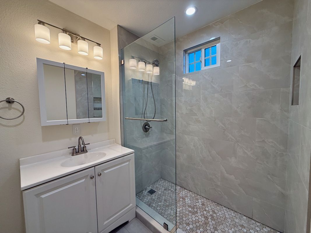 Building Photo - 1004 S Bruce Ln