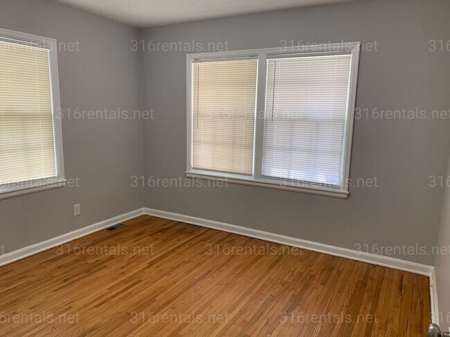 Building Photo - $950 - 2 bedroom 1 bathroom - Single family home *COMING SOON*