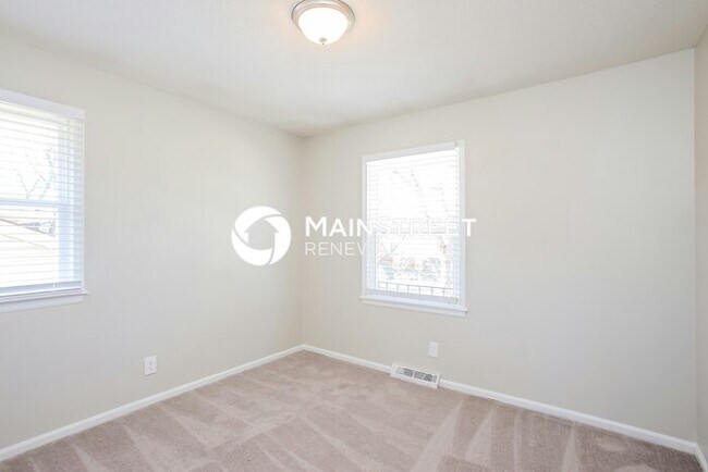 Building Photo - 3 Bedroom Pet-Friendly Home in KANSAS CITY, MO with Main Street Renewal