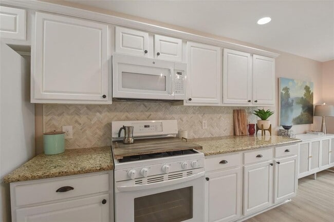 Building Photo - 7 S Villa Oaks Dr