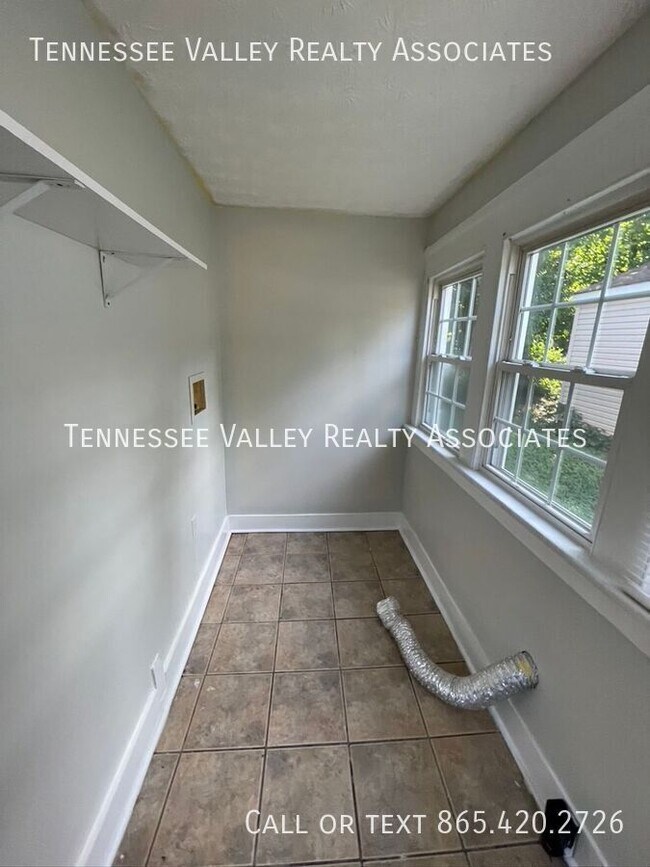 Building Photo - 2649 Parkview Ave