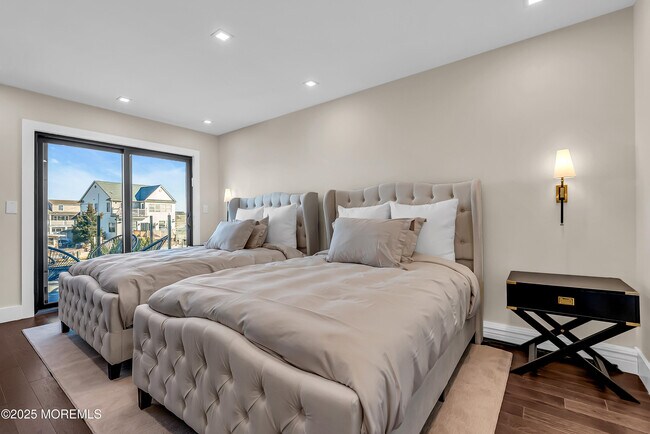 Building Photo - 320 Silver Lagoon Dr