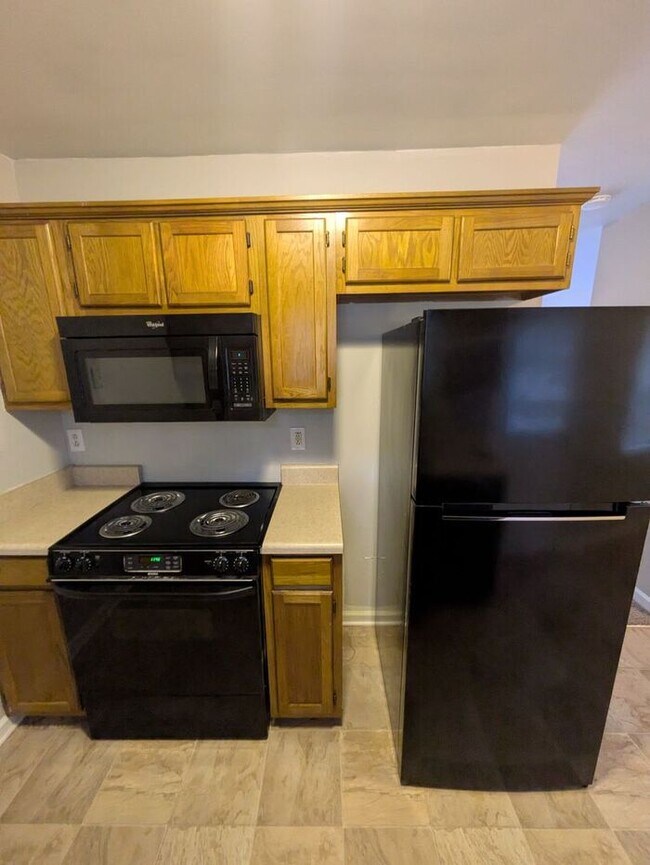 Building Photo - 2BD/1.5BA Townhome in Strawberry Patch Complex