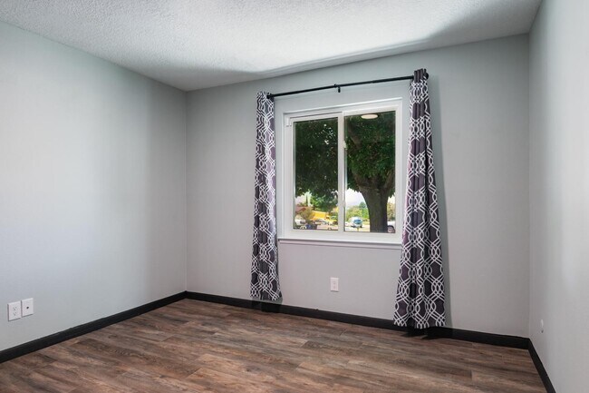Building Photo - 1600 Cullen Ln NE