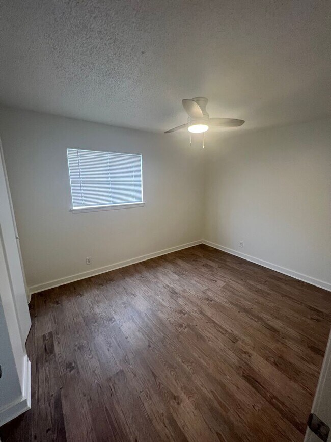 Building Photo - Great one bedroom in Hyde Park