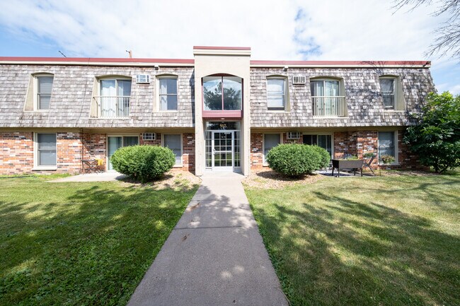 Building Photo - 917 11th Ave S