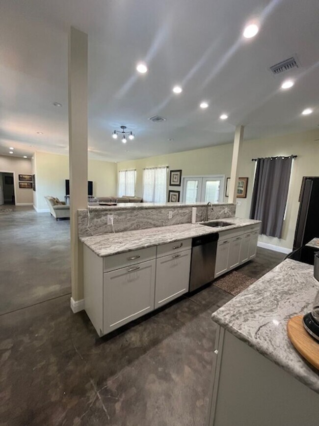 Building Photo - Gorgeous Fully Furnished 4BR/3BA Home – Id...