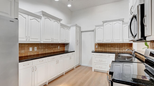 Building Photo - 20977 Country Creek Dr