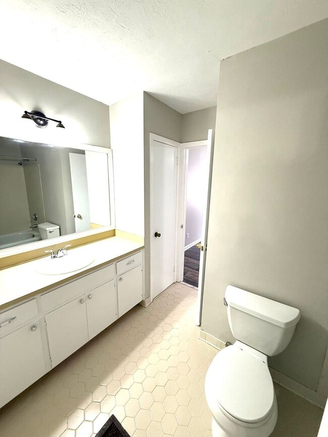 Building Photo - ** 3 Bed 2.5 Bath located close to Shakespear park ** Call 334-366-9198 to schedule a self-showin...