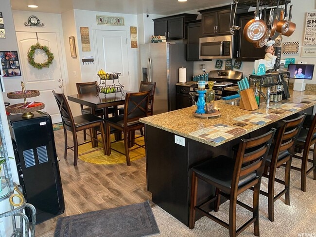 Building Photo - Modern Townhome