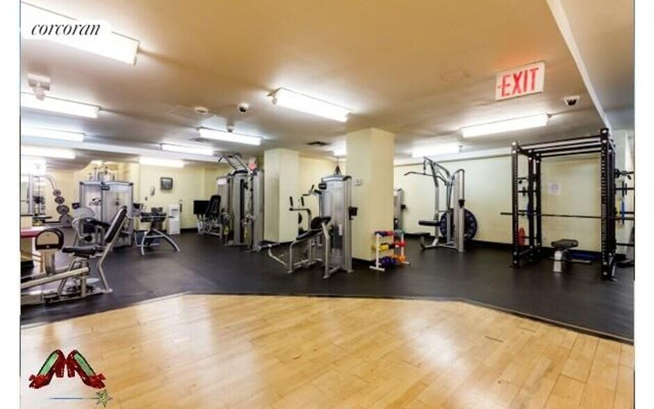 Building Photo - 470 W 24 St