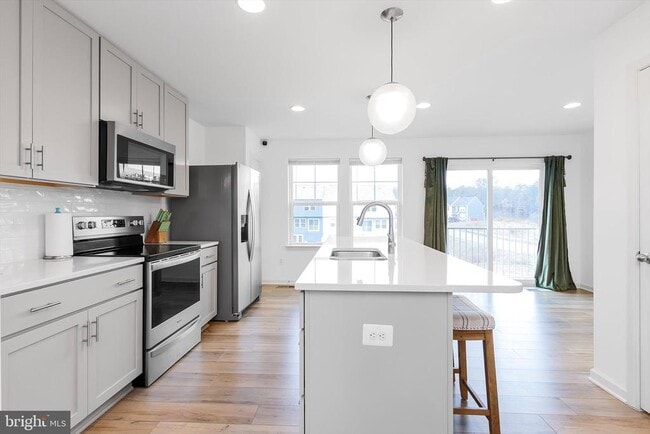 Building Photo - 18 Needle Ct