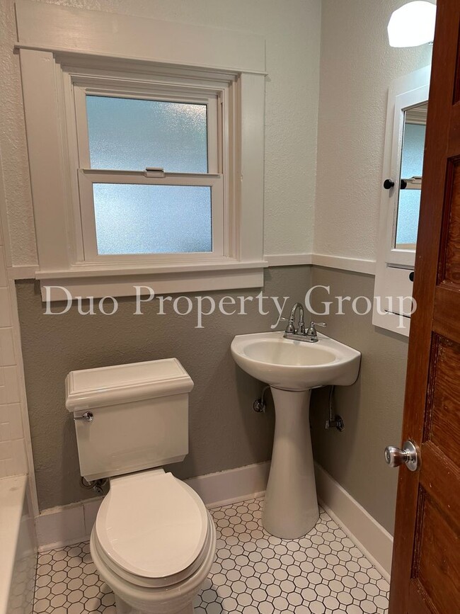 Building Photo - Charming Washburne Home