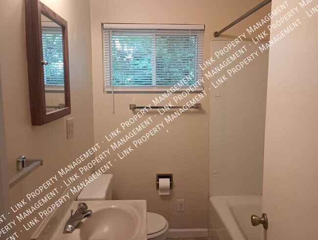 Building Photo - Don't Miss this Charming 2 bedroom with Ga...