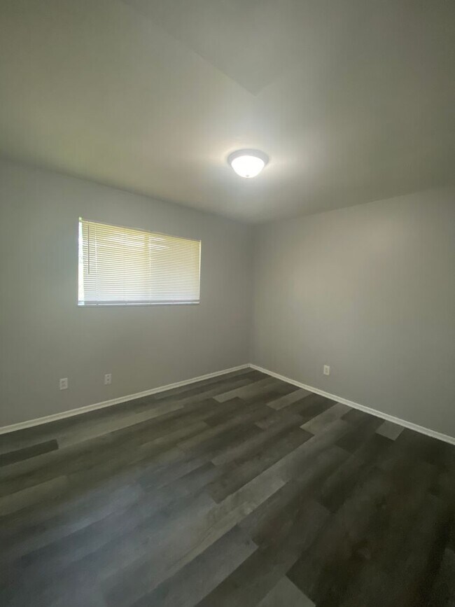 Building Photo - Updated 2 Bedroom One Bath Apt in Florissant!